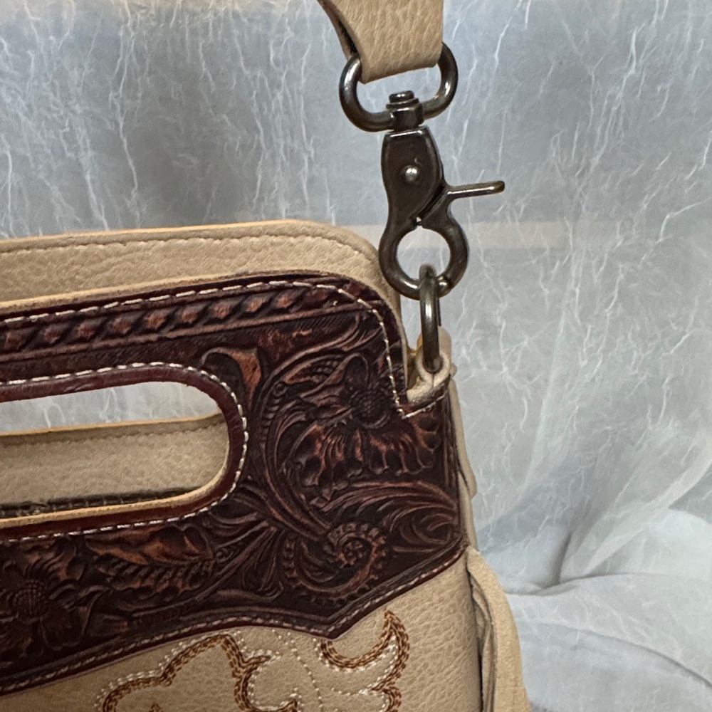 Wrangler Cream and Brown Embroidered Crossbody Bag - Picture 6 of 7